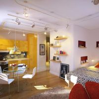 Cuisine jaune aux façades brillantes