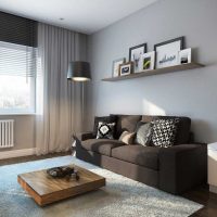 Décoration murale sur le canapé avec peintures et photographies