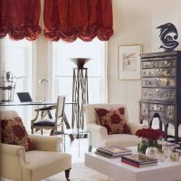 Commode vintage dans le salon d'un appartement en ville