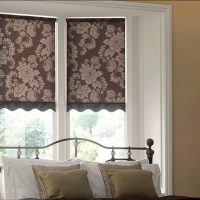 Rideaux gris sur la fenêtre de la chambre
