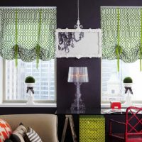 Mur noir et rideaux verts