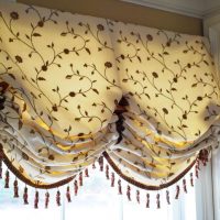 Beaux rideaux autrichiens sur la fenêtre de la cuisine