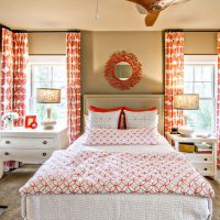 Textile rouge et blanc dans le design de la chambre