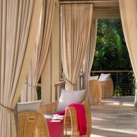 Terrasse extérieure avec rideaux beiges