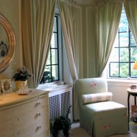 Fauteuil dans le coin de la chambre à coucher de style classique