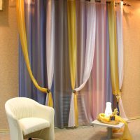 Rideaux en tulle multicolore sur la fenêtre du salon