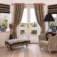Salon d'une maison privée avec une porte donnant sur la terrasse