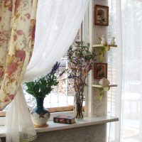 Vases avec des fleurs sauvages sur le rebord de la fenêtre