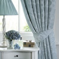 Rideau drapé dans la chambre classique