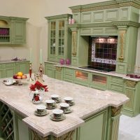 Cuisine verte avec îlot pour cuisiner