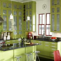 Cuisine avec placards jusqu'au plafond