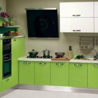 Hotte plate sur le mur de la cuisine