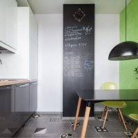 Mur d'ardoise à l'intérieur de la cuisine