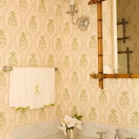 Papier peint rose-vert dans la salle de bain
