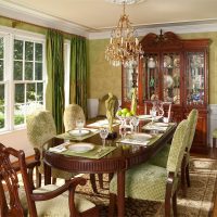 Table brune de style classique