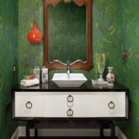 Miroir dans un cadre en bois au-dessus du lavabo