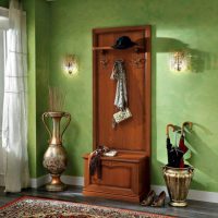 Meubles marrons dans un couloir vert