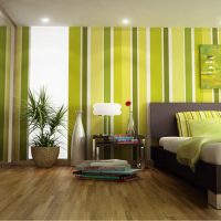 Rayures verticales sur le papier peint dans la chambre