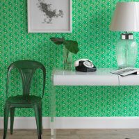 Vieux téléphone sur une table blanche