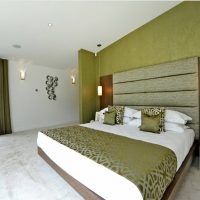 Chambre aux murs et plafond blancs.