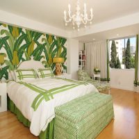 Grandes feuilles sur le papier peint dans la chambre