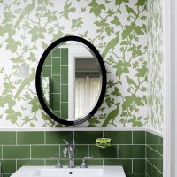 Miroir ovale dans un cadre noir