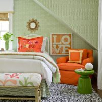 Fauteuil orange dans une chambre d'enfants