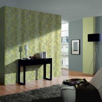 Papier peint vert dans le salon avec un plafond gris