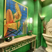 Murs de la salle de bain avec papier peint imperméable