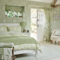 Intérieur de la chambre avec accès à la cour d'une maison privée