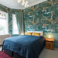 Papier peint turquoise dans la chambre d'un appartement en ville