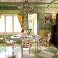 Coin repas avec chaises sculptées
