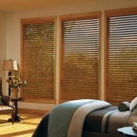 Chambre des conjoints avec stores en bois