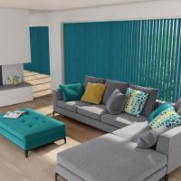 Stores turquoise dans le salon avec un canapé gris