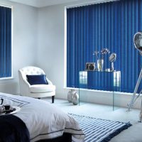 Stores bleus dans la chambre d'un appartement en ville