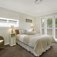 Stores blancs dans une chambre rustique