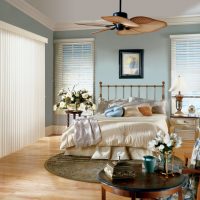 Stores de fenêtre dans une chambre de style provençal