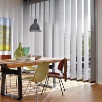Larges bandes de stores verticaux