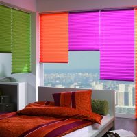Stores lumineux dans une chambre moderne