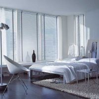 Fauteuil en plastique blanc dans la chambre