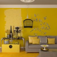 La combinación de amarillo con tonos de gris.