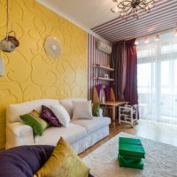 Decoración de pared sobre el sofá en amarillo