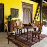 Comedor con muebles de madera.