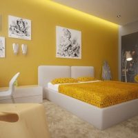 Pinturas en blanco y negro en la pared de una habitación moderna