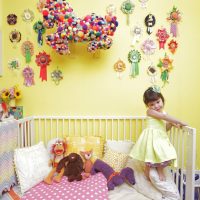 Cuna blanca en la habitación de los niños