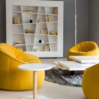 Muebles tapizados en amarillo.