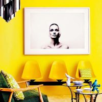 Decorar una pared amarilla con una imagen en blanco y negro