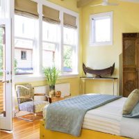 Cama con marco de madera amarilla