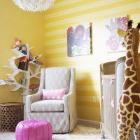 Papel pintado con rayas horizontales en una habitación infantil