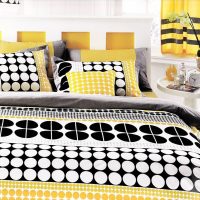 Textiles brillantes en la cama de los jóvenes cónyuges